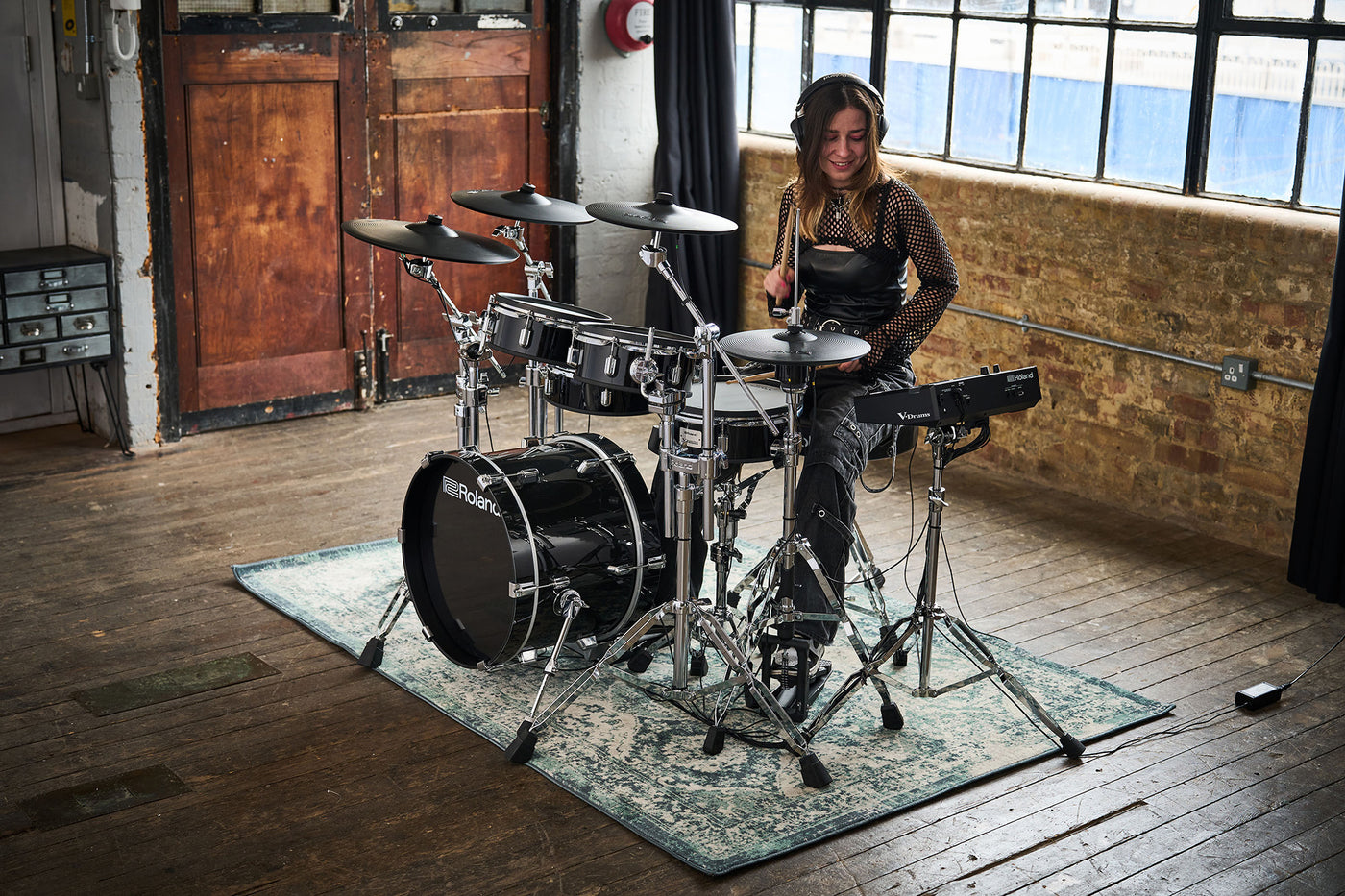 Roland VAD316 V-Drums Acoustic Design Digital Drum Kit with Hardware & Accessories