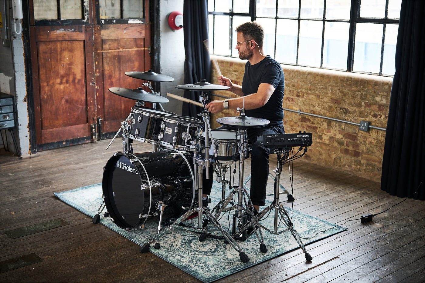 Roland VAD516 V-Drums Acoustic Design Digital Drum Kit with Hardware & Accessories