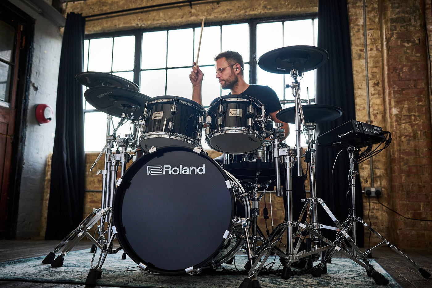 Roland VAD516 V-Drums Acoustic Design Digital Drum Kit with Hardware & Accessories